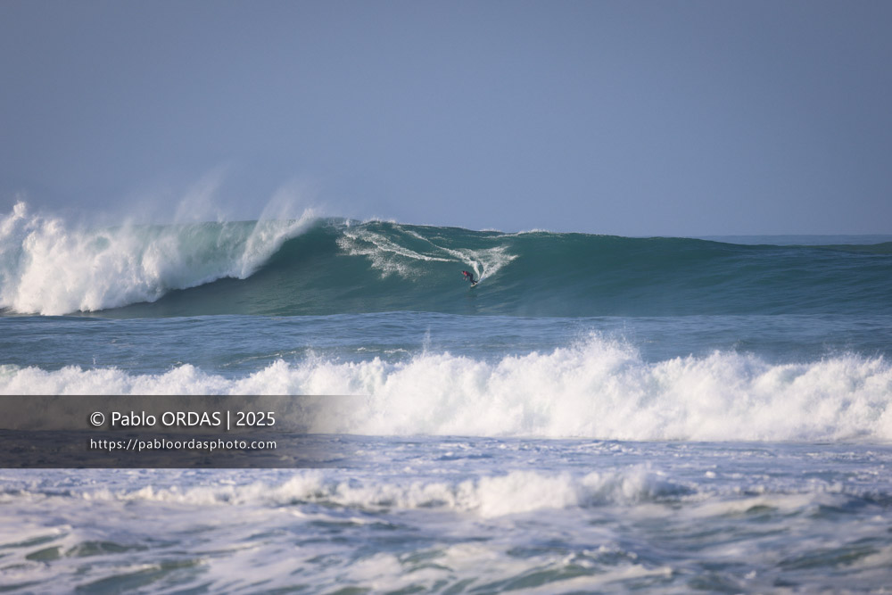 Jade Magnien, pendant la session du 13 décembre 2025 à Guéthary, France (Photo Pablo ORDAS)