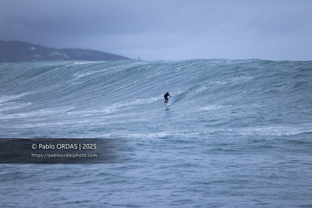 Tom Constant, pendant la session du 19 décembre 2025 à Belharra, France (Photo Pablo ORDAS)