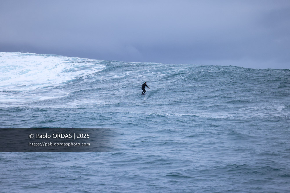 Tom Constant, pendant la session du 19 décembre 2025 à Belharra, France (Photo Pablo ORDAS)