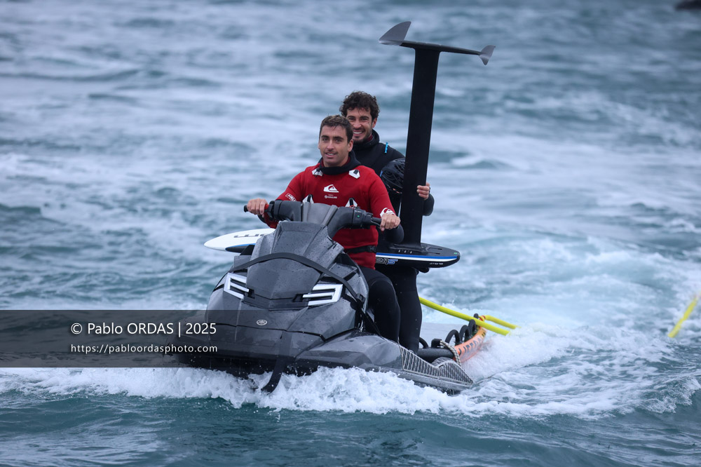 Matthieu Etxebarne Aguirregomezkorta, Tom Constant, pendant la session du 19 décembre 2025 à Belharra, France (Photo Pablo ORDAS)