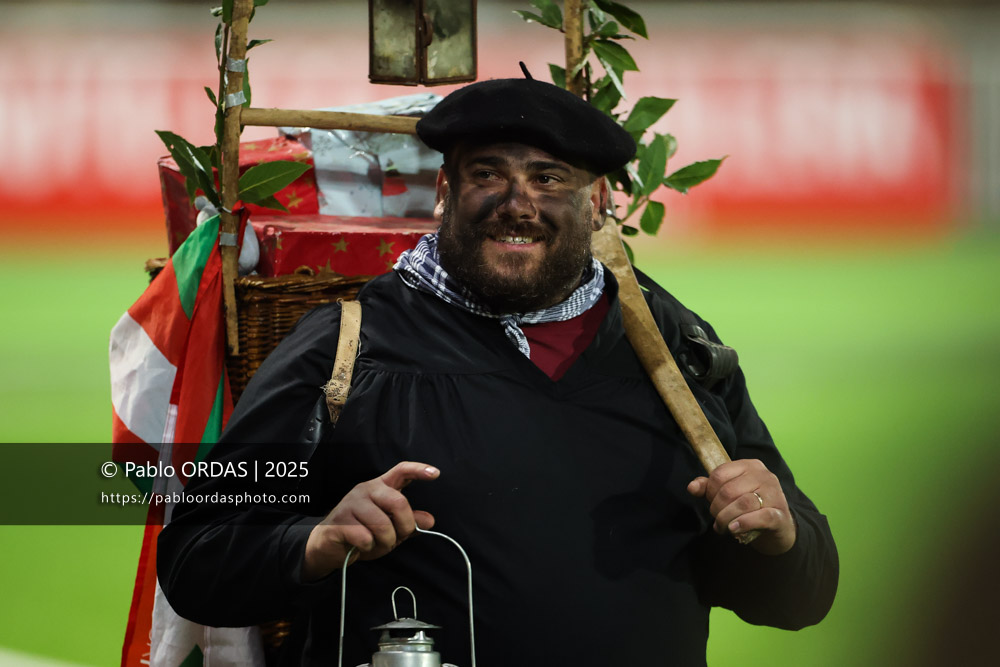 Olentzero, lors du match de Pro D2 entre le Biarritz olympique et Oyonnax, le 19 décembre 2025 au stade Aguiléra de Biarritz, France (Photo Pablo ORDAS)