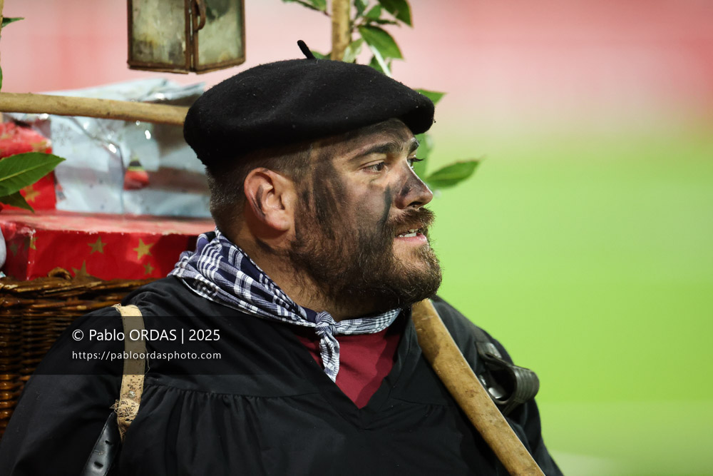 Olentzero, lors du match de Pro D2 entre le Biarritz olympique et Oyonnax, le 19 décembre 2025 au stade Aguiléra de Biarritz, France (Photo Pablo ORDAS)