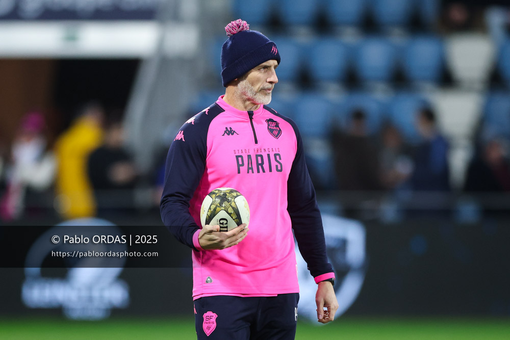 Paul Gustard, lors du match de Top 14 entre l'Aviron bayonnais et le Stade français Paris, le 27 décembre 2025 au stade Jean Dauger de Bayonne, France (Photo Pablo ORDAS)