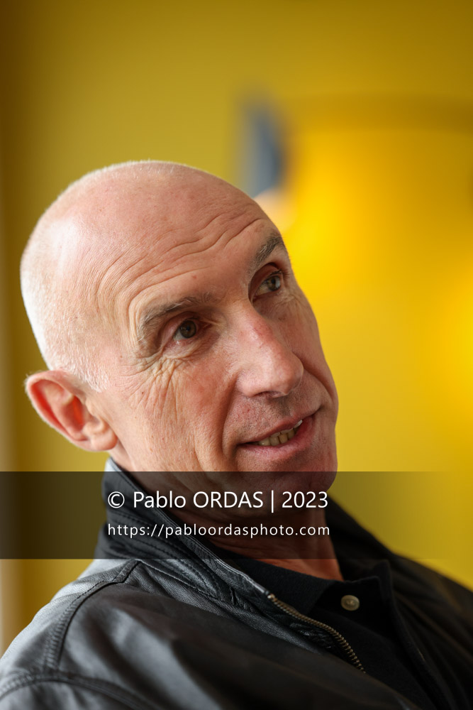 Portrait de l'ancien joueur et entraîneur du XV de France et de Biarritz, Patrice Lagisquet, le 26 octobre 2023 à Anglet, France (Photo Pablo ORDAS)