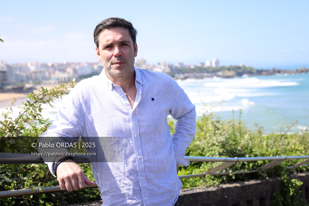 Portrait de l'ancien joueur du Biarritz olympique et du XV de France, Dimitri Yachvili, le 28 mai 2025 à Biarritz, France (Photo Pablo ORDAS)