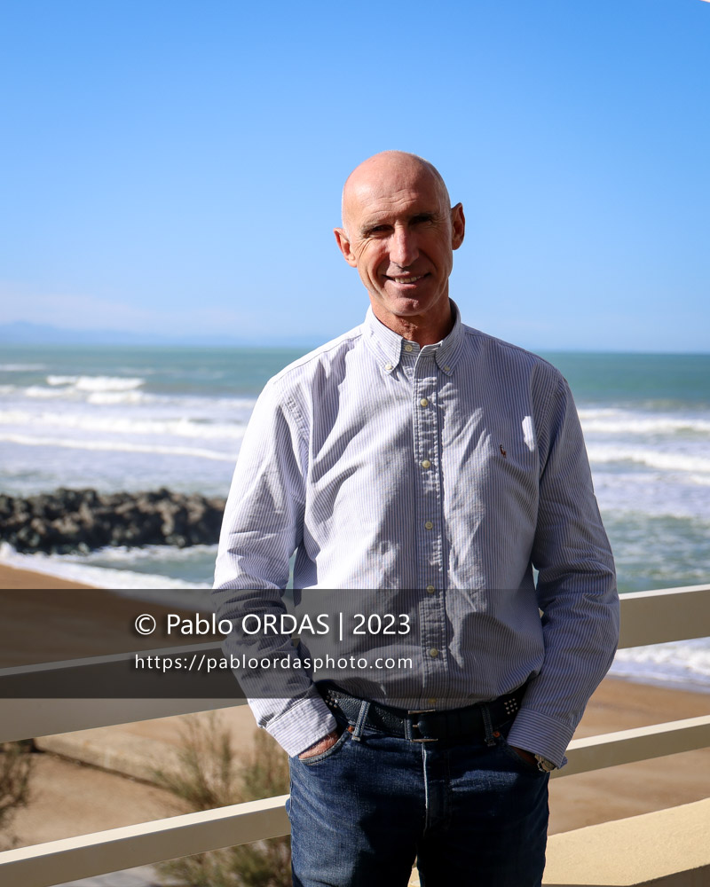 Portrait de l'ancien joueur et entraîneur du XV de France et de Biarritz, Patrice Lagisquet, le 26 octobre 2023 à Anglet, France (Photo Pablo ORDAS)