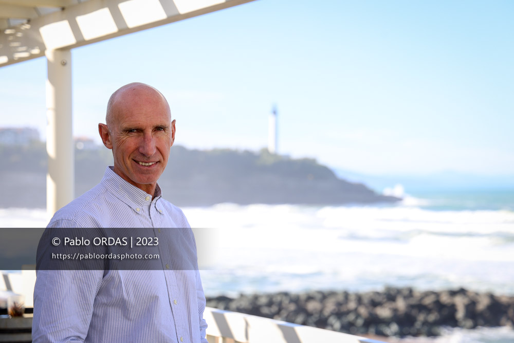 Portrait de l'ancien joueur et entraîneur du XV de France et de Biarritz, Patrice Lagisquet, le 26 octobre 2023 à Anglet, France (Photo Pablo ORDAS)