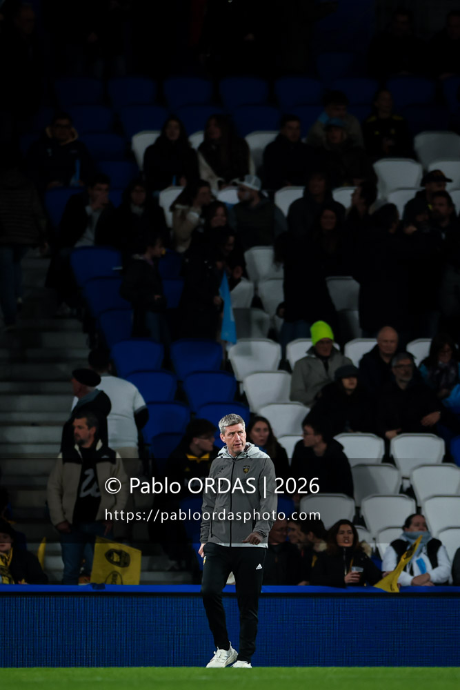 Ronan O'gara, lors du match de Top 14 entre l'Aviron bayonnais et le Stade rochelais, le 28 mars 2026 au stade Anoeta de Saint-Sébastien, Espagne (Photo Pablo ORDAS)