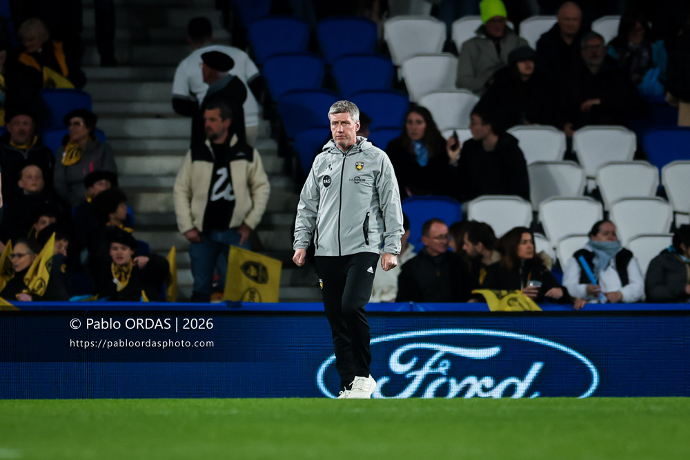 Ronan O'Gara, lors du match de Top 14 entre l'Aviron bayonnais et le Stade rochelais, le 28 mars 2026 au stade Anoeta de Saint-Sébastien, Espagne (Photo Pablo ORDAS)