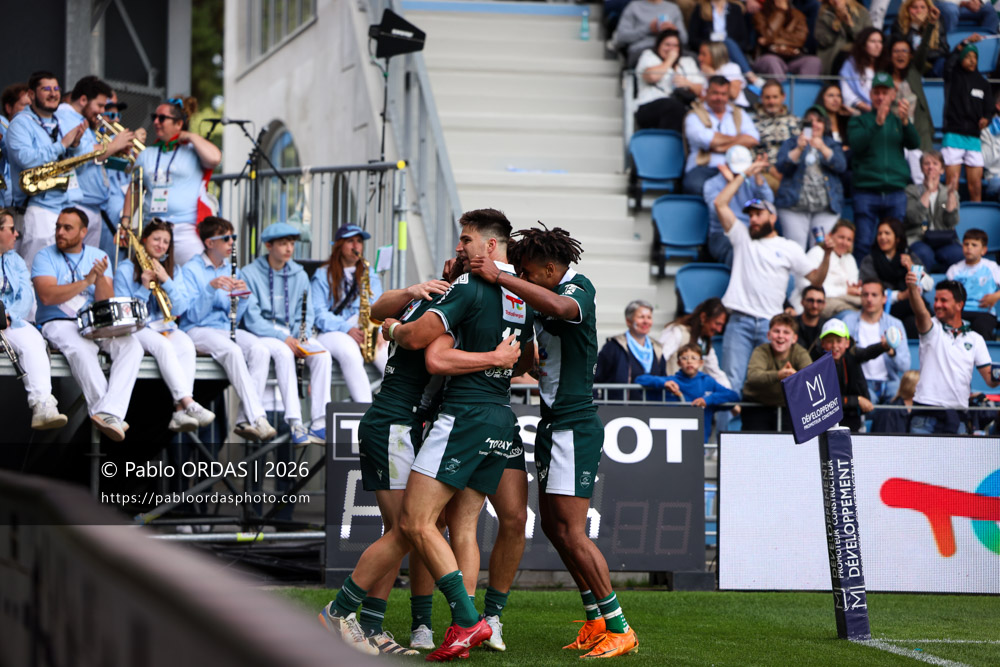 Jack Maddocks, Théo Attissogbe, lors du match de Top 14 entre l'Aviron bayonnais et la Section paloise, le 18 avril 2026 au stade Jean Dauger de Bayonne, France (Photo Pablo ORDAS)