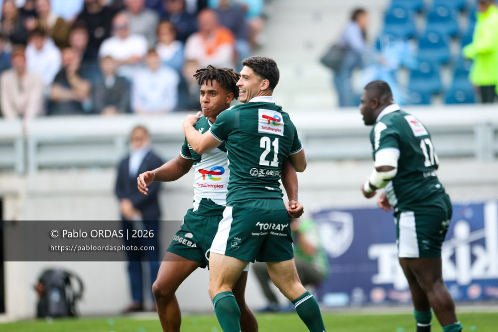 Théo Attissogbe, Thibault Daubagna, lors du match de Top 14 entre l'Aviron bayonnais et la Section paloise, le 18 avril 2026 au stade Jean Dauger de Bayonne, France (Photo Pablo ORDAS)