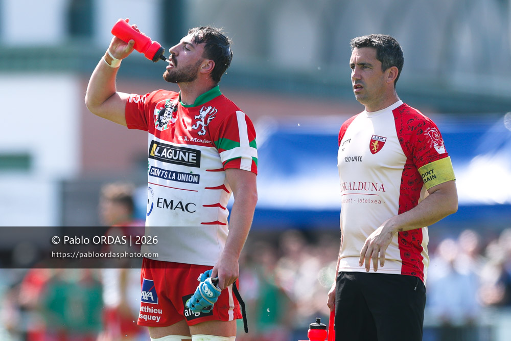 Benjamin Dufourcq, Mathieu Cazobon, lors du match de Nationale 2 entre l'Anglet olympique et Mauléon, le 19 avril 2026 au stade Saint-Jean d'Anglet, France (Photo Pablo ORDAS)