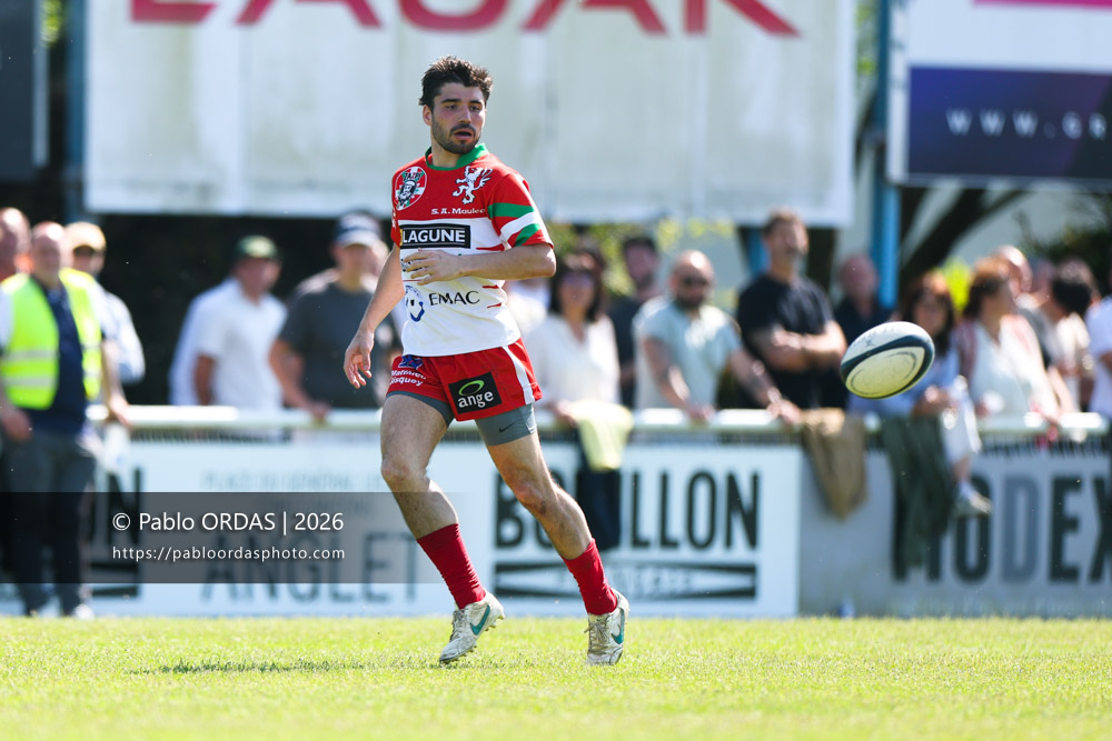 Julien Larroudé, lors du match de Nationale 2 entre l'Anglet olympique et Mauléon, le 19 avril 2026 au stade Saint-Jean d'Anglet, France (Photo Pablo ORDAS)