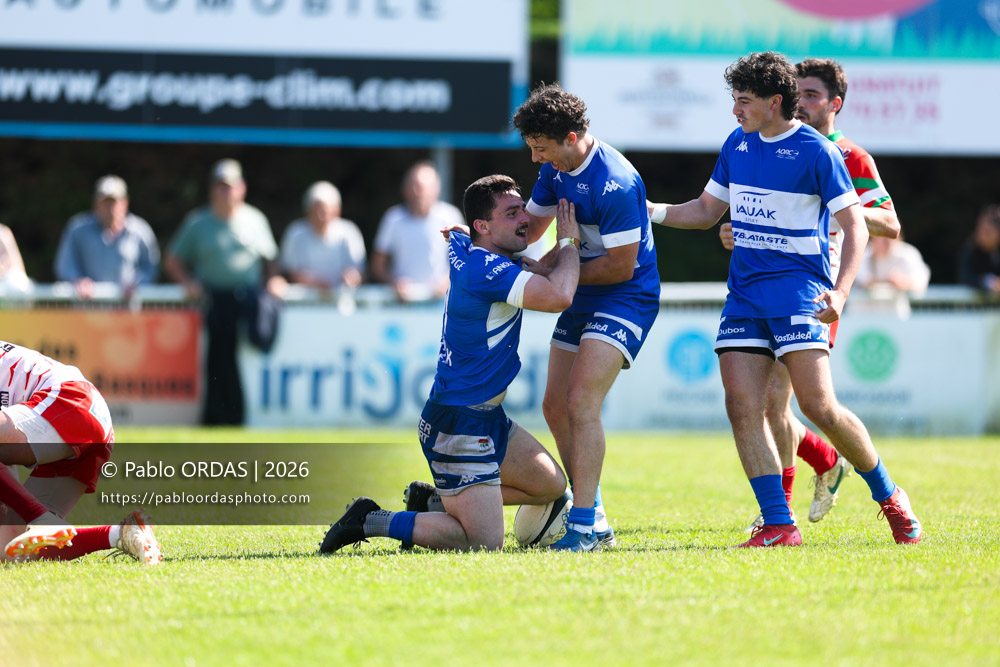 Bixente Layan, Johane Idiart, Eliot August, lors du match de Nationale 2 entre l'Anglet olympique et Mauléon, le 19 avril 2026 au stade Saint-Jean d'Anglet, France (Photo Pablo ORDAS)