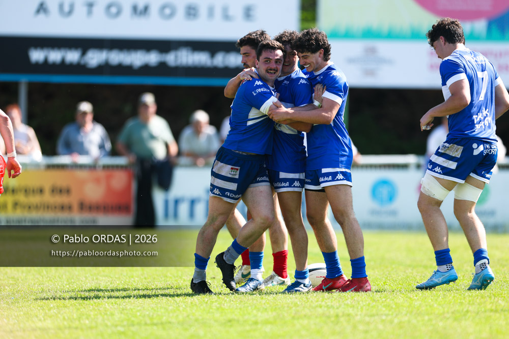 Bixente Layan, Johane Idiart, Eliot August, lors du match de Nationale 2 entre l'Anglet olympique et Mauléon, le 19 avril 2026 au stade Saint-Jean d'Anglet, France (Photo Pablo ORDAS)