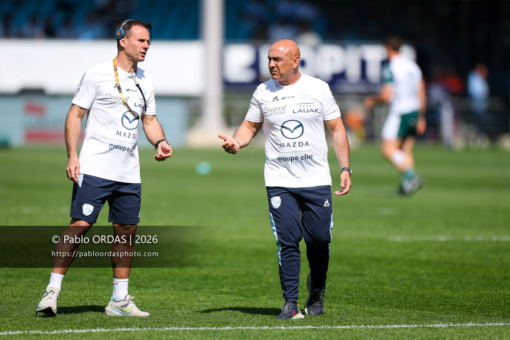 Gerard Fraser, Laurent Travers, lors du match de Top 14 entre l'Aviron bayonnais et la Section paloise, le 18 avril 2026 au stade Jean Dauger de Bayonne, France (Photo Pablo ORDAS)