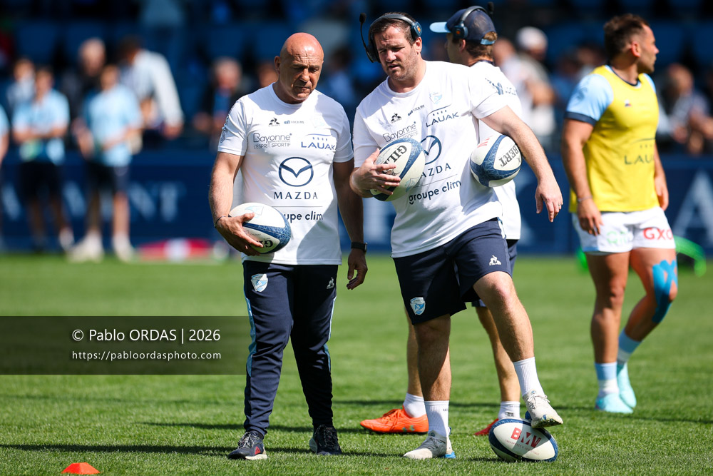 Laurent Travers, Camille Lopez, lors du match de Top 14 entre l'Aviron bayonnais et la Section paloise, le 18 avril 2026 au stade Jean Dauger de Bayonne, France (Photo Pablo ORDAS)