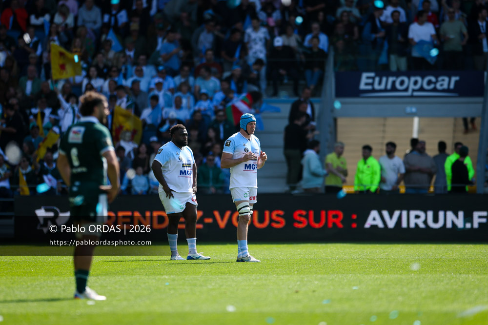 Luke Tagi, Arthur Iturria, lors du match de Top 14 entre l'Aviron bayonnais et la Section paloise, le 18 avril 2026 au stade Jean Dauger de Bayonne, France (Photo Pablo ORDAS)