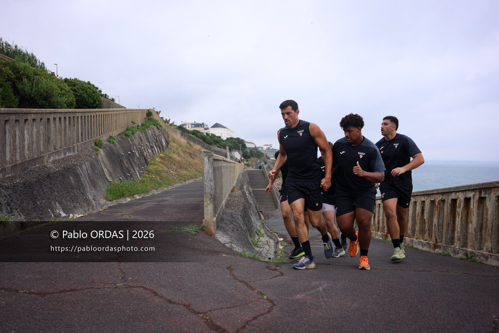 Rémi Bourdeau, Kepa Ebode-Nkoa, lors d'un entraînement avec le Biarritz olympique, le 10 juillet 2026 à la Côte des Basques de Biarritz, France (Photo Pablo ORDAS)