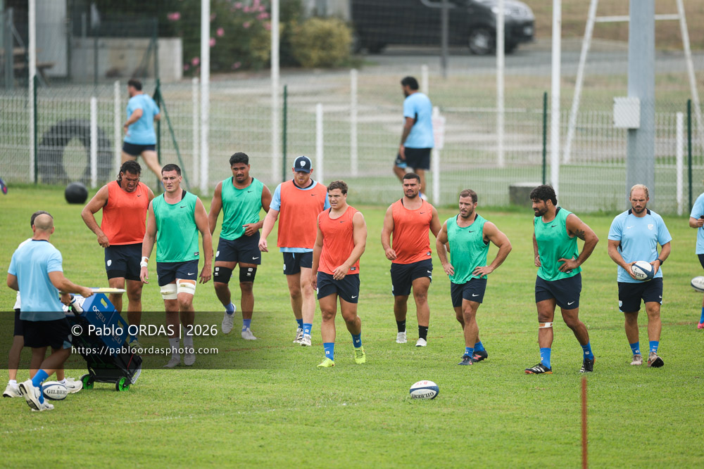 Ewan Johnson, Lucas Martin, Facundo Bosch, lors d'un entraînement avec l'Aviron bayonnais, le 30 juillet 2026 au stade Jean Dauger de Bayonne, France (Photo Pablo ORDAS)