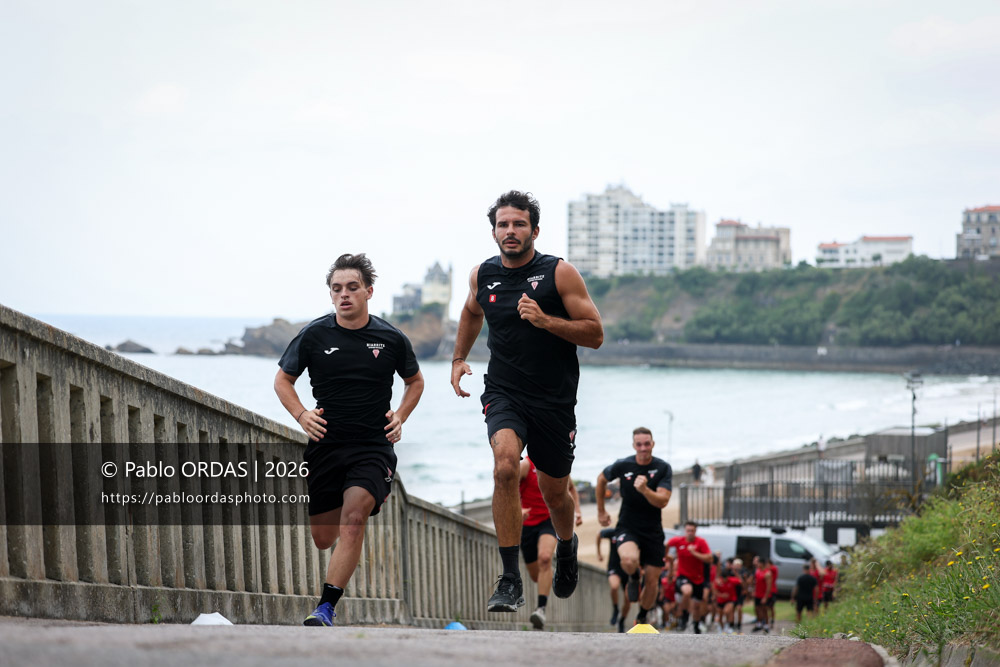Anoa Laurent, Arthur Bonneval, lors d'un entraînement avec le Biarritz olympique, le 10 juillet 2026 à la Côte des Basques de Biarritz, France (Photo Pablo ORDAS)