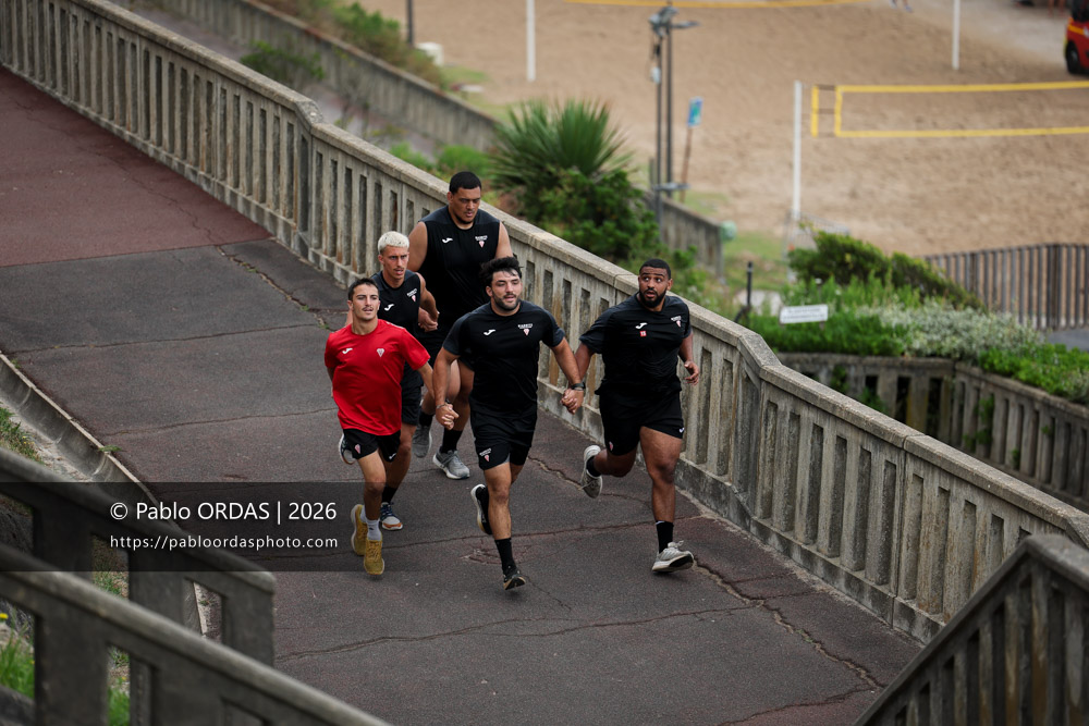Hugo Mazas, Carlo Mignot, Adrien Sonzogni, Zakaria El Fakir, lors d'un entraînement avec le Biarritz olympique, le 10 juillet 2026 à la Côte des Basques de Biarritz, France (Photo Pablo ORDAS)