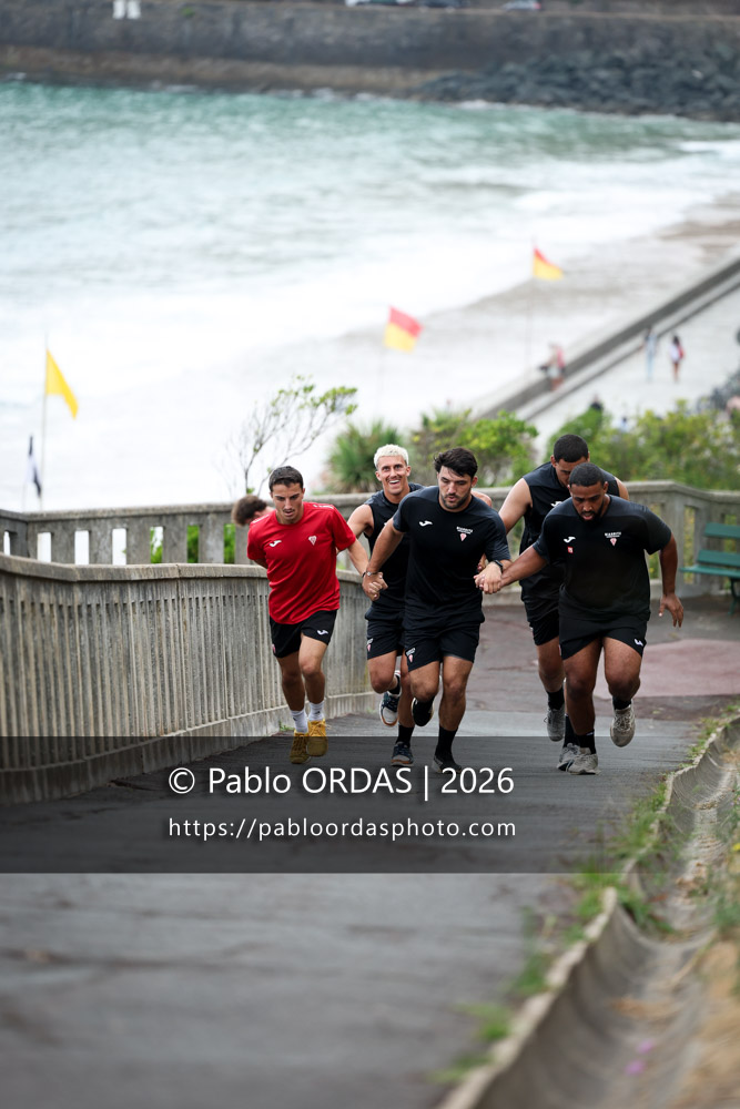 Hugo Mazas, Carlo Mignot, Adrien Sonzogni, Zakaria El Fakir, lors d'un entraînement avec le Biarritz olympique, le 10 juillet 2026 à la Côte des Basques de Biarritz, France (Photo Pablo ORDAS)