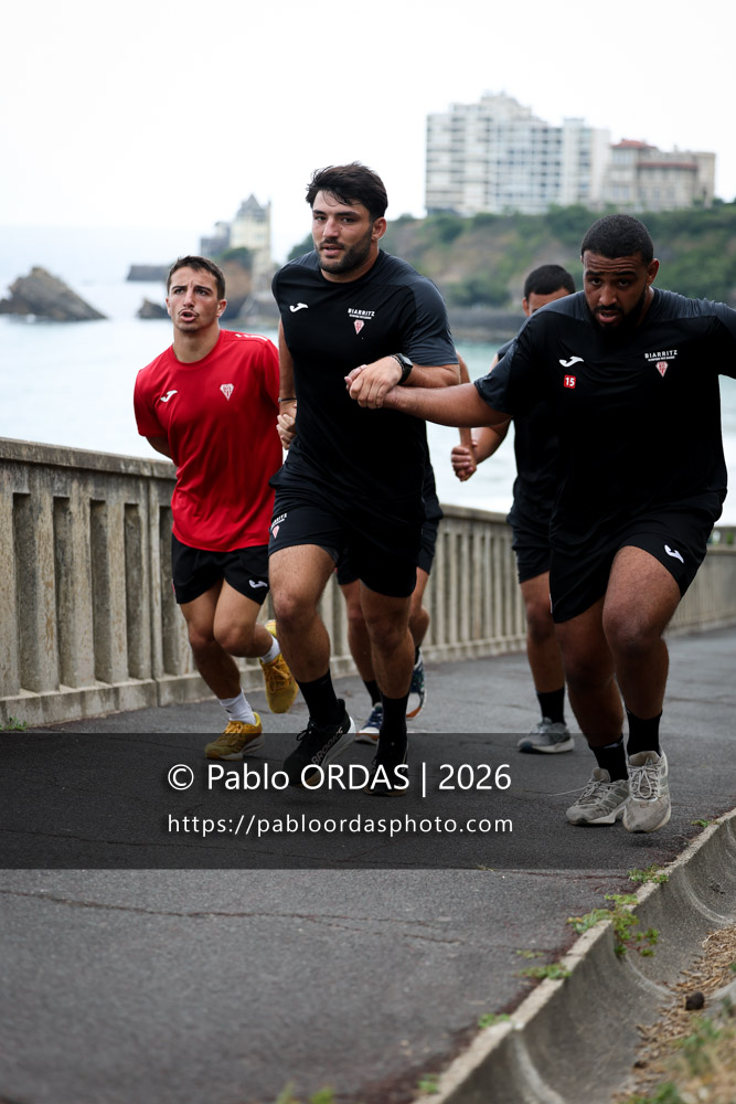 Hugo Mazas, Adrien Sonzogni, Zakaria El Fakir, lors d'un entraînement avec le Biarritz olympique, le 10 juillet 2026 à la Côte des Basques de Biarritz, France (Photo Pablo ORDAS)