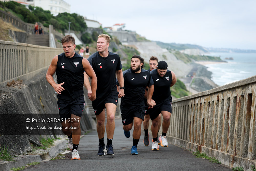 Bastien Guillemin, Heath Backhouse, Millian Ouldji, lors d'un entraînement avec le Biarritz olympique, le 10 juillet 2026 à la Côte des Basques de Biarritz, France (Photo Pablo ORDAS)