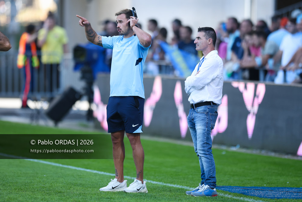 Louis Carlod, Laurent Etchebarne, lors du match de Top 14 entre l'Aviron bayonnais et Clermont, le 19 septembre 2026 au stade Jean Dauger de Bayonne, France (Photo Pablo ORDAS)
