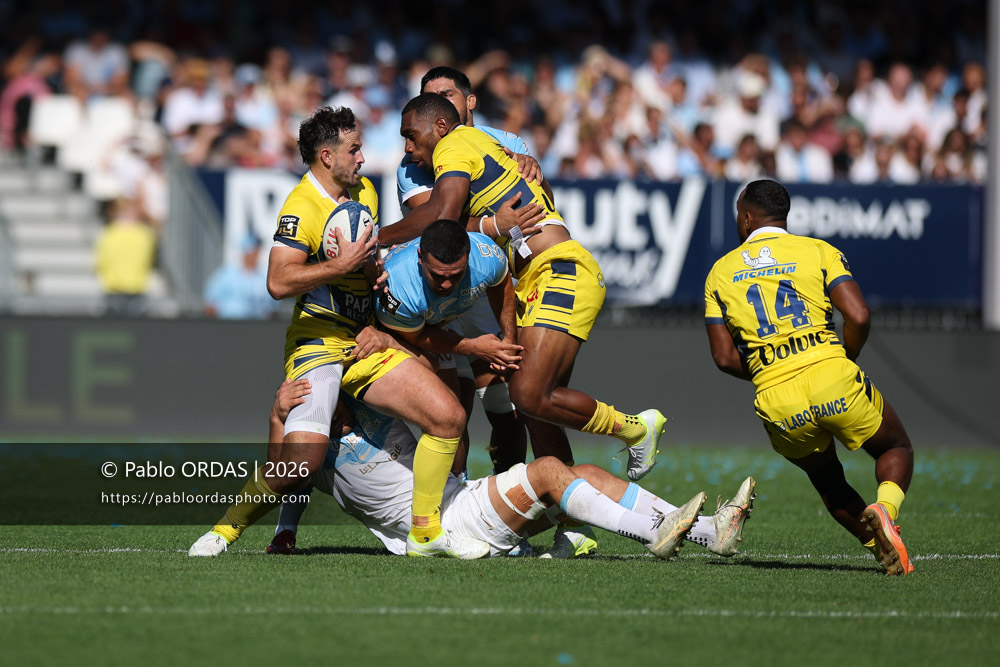 Harry Plummer, lors du match de Top 14 entre l'Aviron bayonnais et Clermont, le 19 septembre 2026 au stade Jean Dauger de Bayonne, France (Photo Pablo ORDAS)