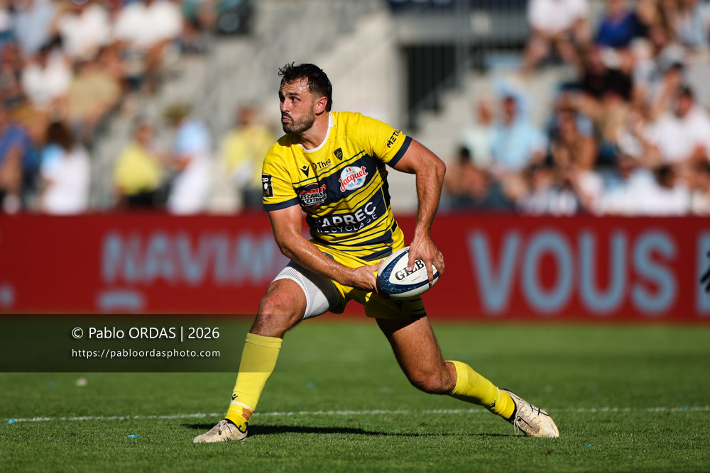 Harry Plummer, lors du match de Top 14 entre l'Aviron bayonnais et Clermont, le 19 septembre 2026 au stade Jean Dauger de Bayonne, France (Photo Pablo ORDAS)