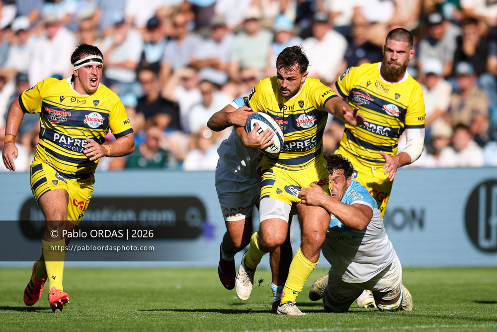 Harry Plummer, lors du match de Top 14 entre l'Aviron bayonnais et Clermont, le 19 septembre 2026 au stade Jean Dauger de Bayonne, France (Photo Pablo ORDAS)