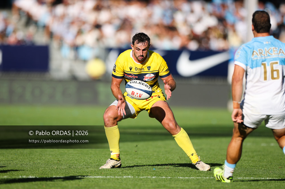 Harry Plummer, lors du match de Top 14 entre l'Aviron bayonnais et Clermont, le 19 septembre 2026 au stade Jean Dauger de Bayonne, France (Photo Pablo ORDAS)