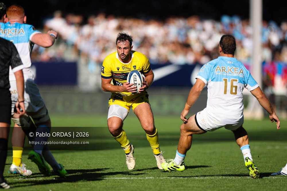Harry Plummer, lors du match de Top 14 entre l'Aviron bayonnais et Clermont, le 19 septembre 2026 au stade Jean Dauger de Bayonne, France (Photo Pablo ORDAS)
