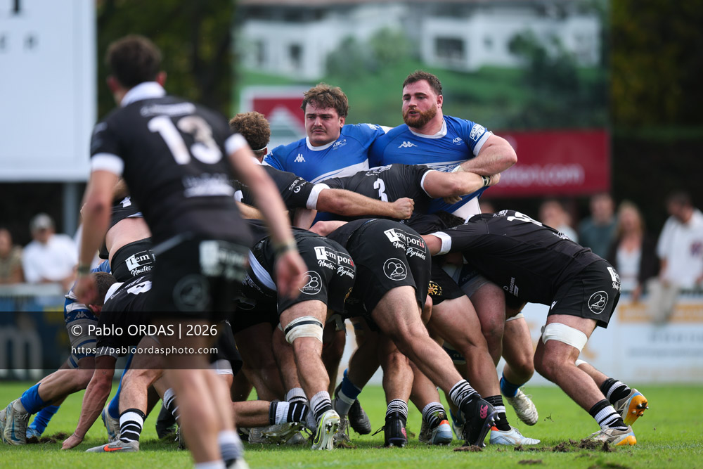 Téo Lascubé, Paul Bresolin, lors du match de Fédérale 1 entre l'Anglet olympique et le Stade bagnérais, le 4 octobre 2026 au stade Saint-Jean d'Anglet, France (Photo Pablo ORDAS)